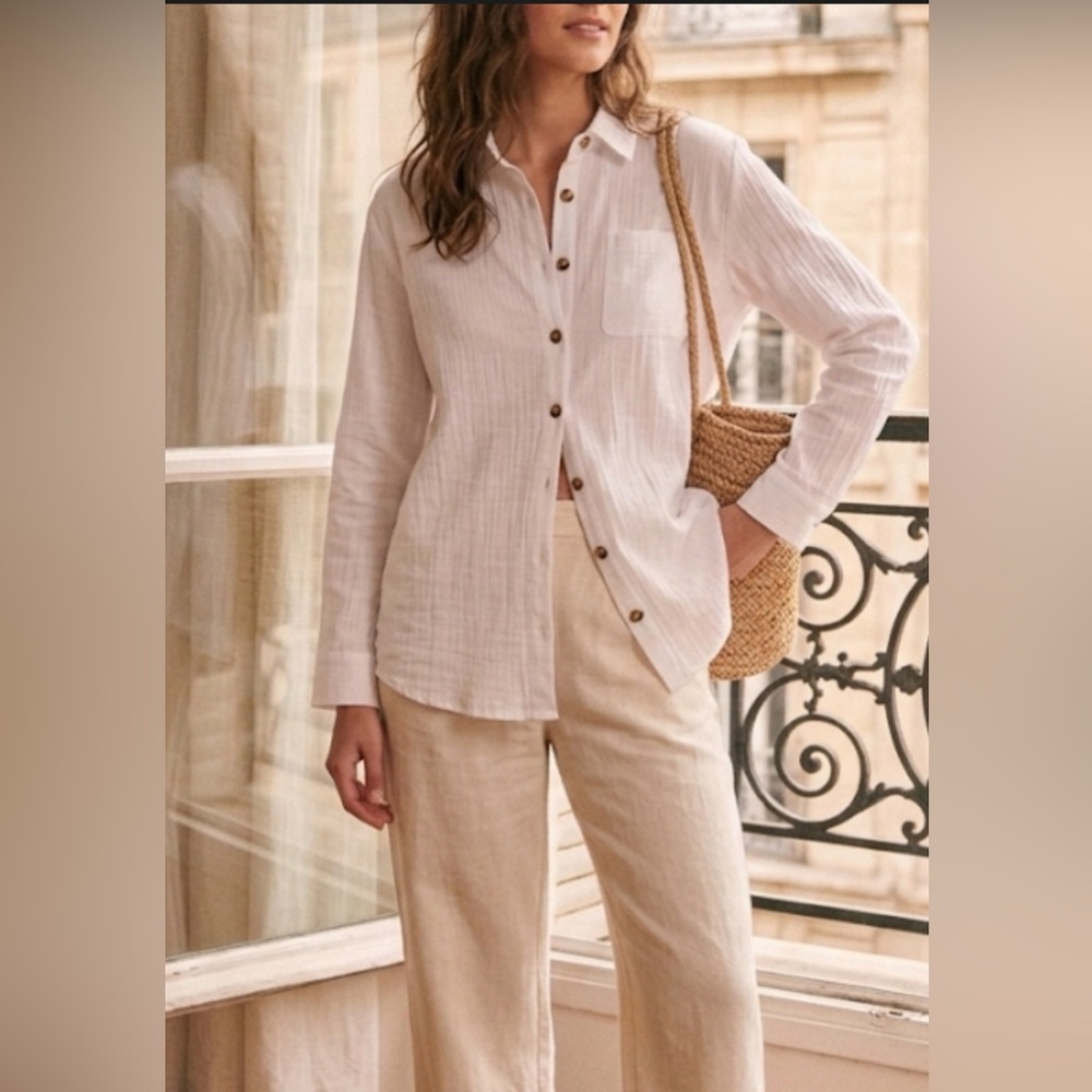 Effortless Chic: Crisp White Cotton Button-Down. Size L.